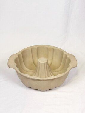 Pampered Chef Family Heritage Collection Stoneware Fluted Bunt Cake Pan Retired